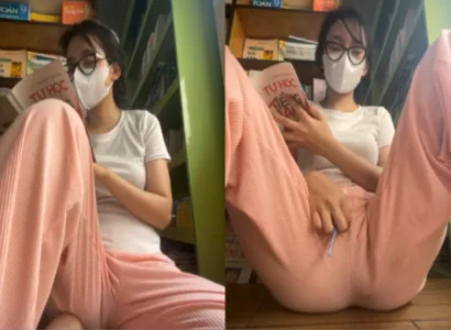 Em út vừa đọc sách vừa nhét sextoy vào lồn không ngừng