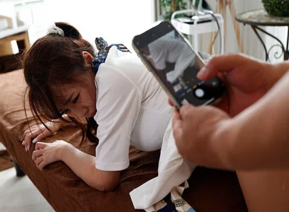 Em nhân viên ở tiệm triệt lông thì địt luôn