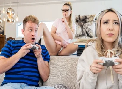 người con gái mải mê chơi game khiến bạn thân nhân cơ hội cướp người yêu
