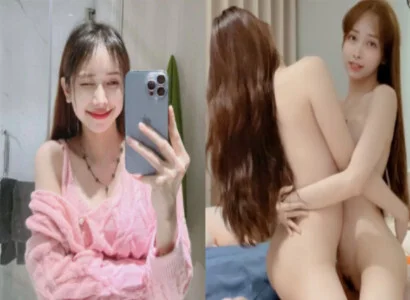 Lâm Thái Vy và người bạn gái thân móc bím với nhau trên phát trực tiếp