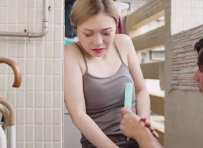 Người vợ trẻ giúp em dâu thực hiện thiên chức