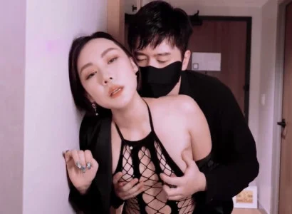 Người phụ nữ bán thân cho sếp để trả hết nợ cho chồng